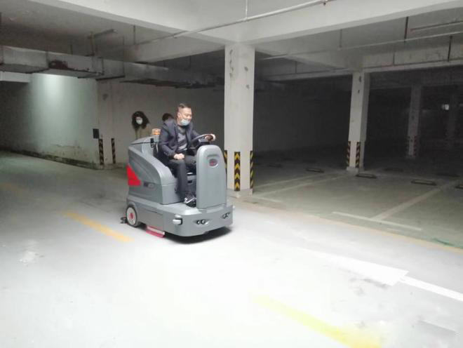 坦洁小区物业保洁不用人力改用驾驶式洗地机了